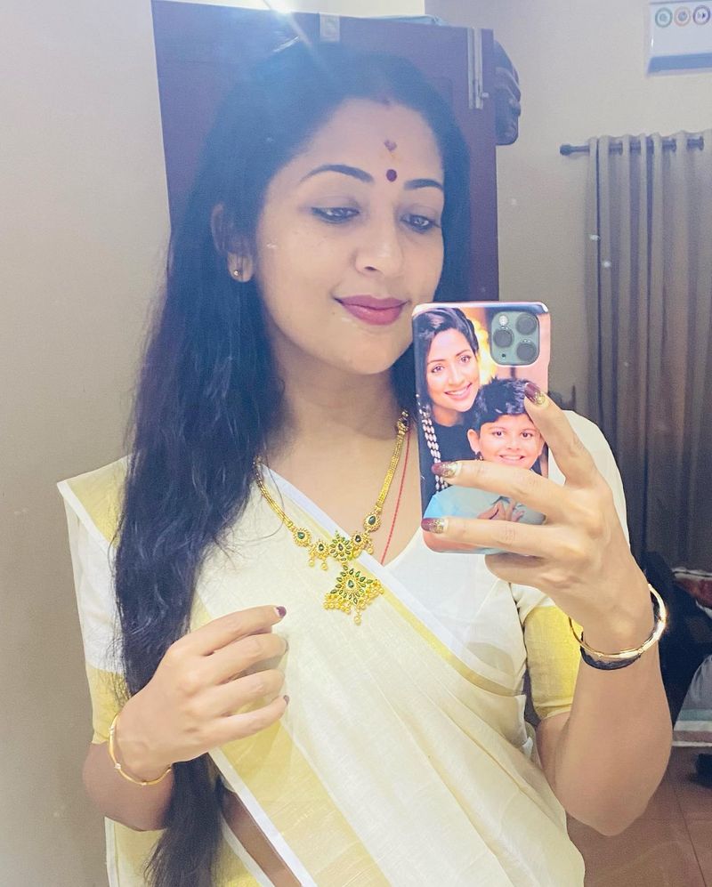 navya nair saree beautiful photos
