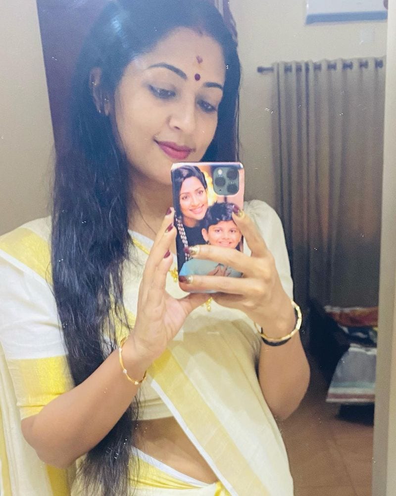 navya nair saree beautiful photos