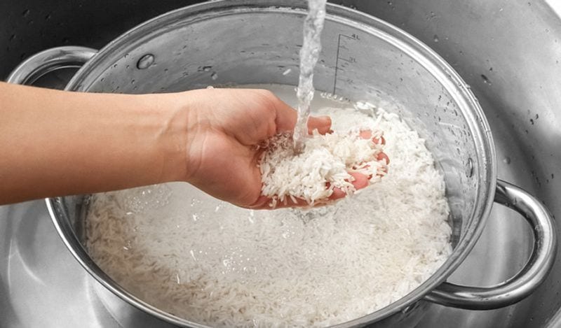 अब चावल को पानी में 20 मिनट तक भिगोकर रखें। इसके बाद चावल से पानी निकाल दें।
