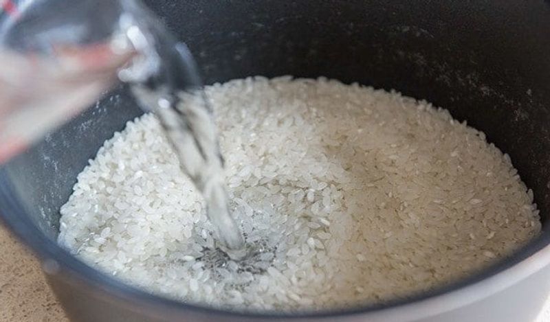 अब कूकर में भीगे हुए चावल डालें। अब यहां आता है सबसे बड़ा स्टेप। कूकर में पानी कितना डालें ये सबसे बड़ा सवाल होता है।