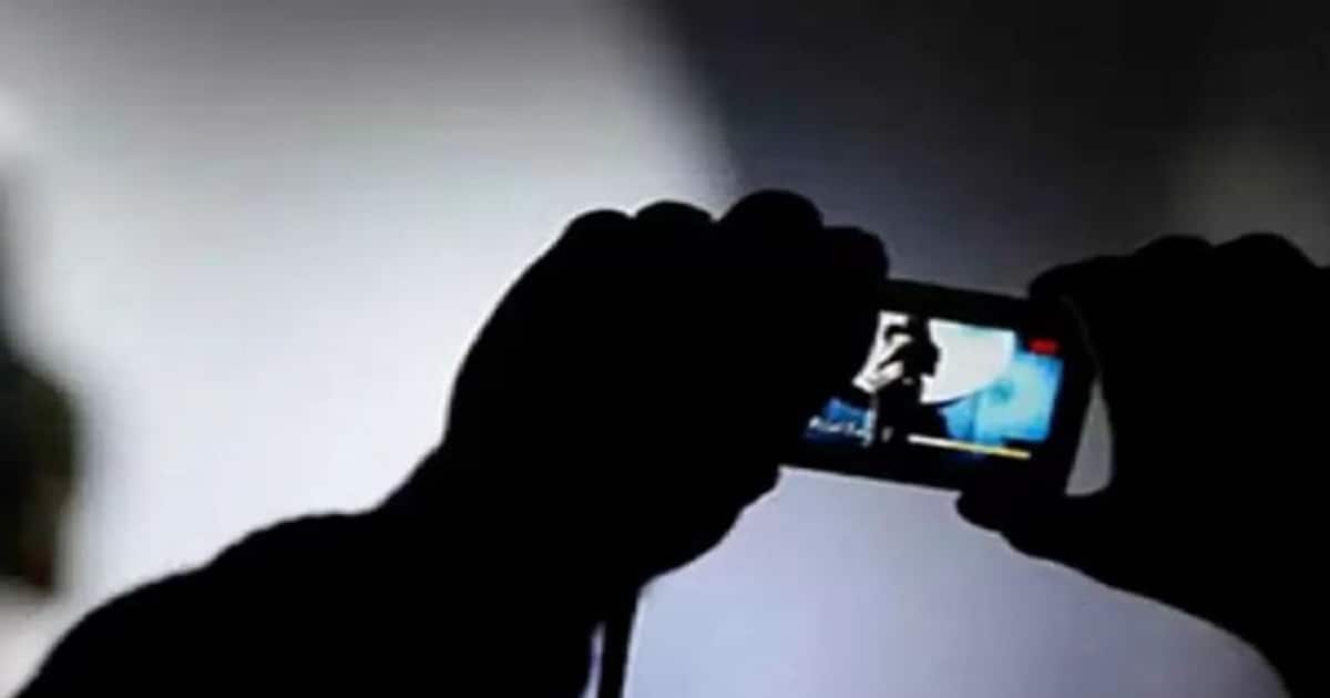 கிஸ் அடித்து.. பெண்ணுடன் உல்லாசமாக இருக்கும் பாதிரியார் வீடியோ வைரல்..!