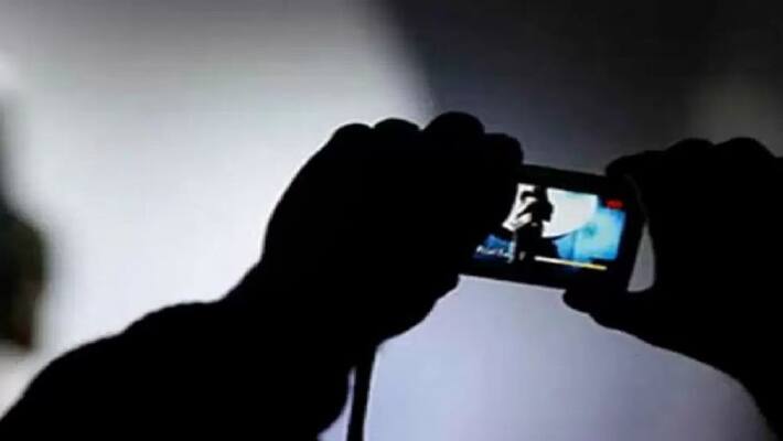 Teenage girl post nudes on social media parents hospitalized after suffered heart attack Gujarat ckm Teenage girl post nudes on social media parents hospitalized after suffered heart attack Gujarat ckm