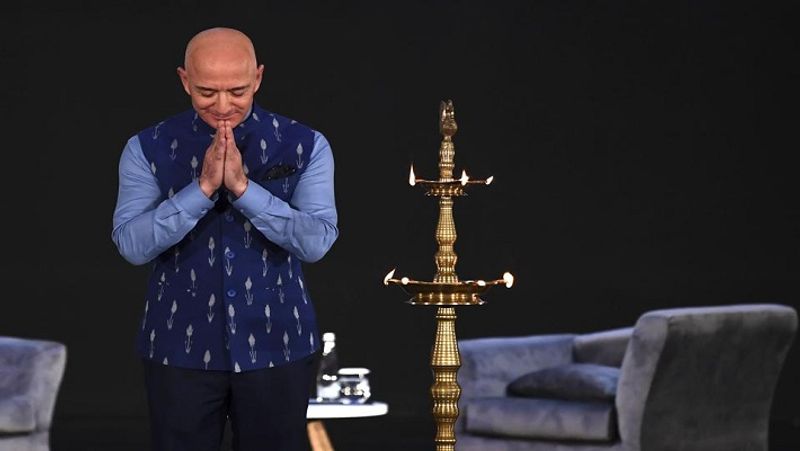 जेफ बेजोस सच्चे मायने में एक कारोबारी हैं। अमेजन के लिए भारत बहुत बड़ा मार्केट साबित हो रहा है। अमेजन को भारत से काफी मुनाफा होता है। शायद यही वजह है कि जेफ बेजोस दीपावली मनाना नहीं भूलते। उन्हें यह भारतीय त्योहार काफी पसंद हैं। यह तस्वीर पिछले साल दीपावली के मौके की है। 