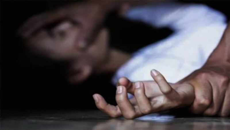 मामला विदिशा जिले के ग्यारसपुर थाना क्षेत्र का है। जहां 18 नवंबर की रात ओलीजा गांव के बाहरी इलाके में अज्ञात हमलावरों ने सत्तर वर्षीय महिला के साथ दरिंदगी करने के बाद उसकी हत्या कर दी। महिला बुवाई के मौसम के पहले से खेत में चल रही सिंचाई पर नजर रखने के लिए वहां गई थी। पुलिस के अनुसार, अज्ञात आरोपियों ने पीड़िता के मुंह में मिट्टी भर दी और उसके निजी अंगों पर लाठी से हमला किया। गुरुवार की सुबह गांव के बाहरी इलाके में खेतों के पास झाड़ियों में महिला का नग्न कटा हुआ शव देख गांववालों ने 100 नंबर पर पुलिस को सूचना दी थी। 