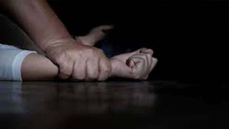 इस घटना से इलाके में हडकंप मच गया है। गांव के लोग गुस्से में हैं। उन्होंने पुलिस से इस केस की जांच में तेजी लाने की मांग की है। साथ ही वे आरोपियों को जल्द गिरफ्तार करने की मांग कर रहे हैं। पुलिस ने तफ्तीश शुरू कर दी है। आरोपियों तक पहुंचने की कोशिश में पुलिस ने इलाके के शराबियों सहित कई संदिग्धों से पूछताछ की है। अभी तक आरोपी पुलिस की पहुंच से बाहर हैं।
