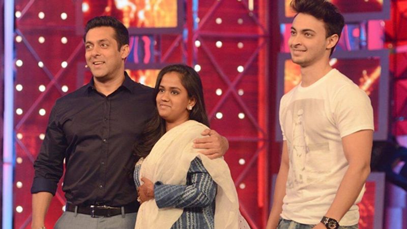 बता दें कि शादी की सालगिरह के मौके पर अर्पिता ने अपने इंस्टाग्राम पर पति के गले लगकर फोटोज शेयर कर बधाई दी। उन्होंने इंस्टाग्राम पर पति के लिए एक लंबा-चौड़ा मैसेज लिखा। अर्पिता ने लिखा - मेरे दोस्त होने से लेकर मेरे पति होने तक, हम उस सफर को संजोते हैं, जिसे हमने साथ मिलकर तय करते हैं। मुझे खुशी है कि हमने 6 साल पहले अपने जीवन को एक-दूसरे के साथ जोड़ा। हैप्पी एनिवर्सरी माय लव, पहली बार हम एक साथ जश्न नहीं मना रहे हैं, लेकिन मैं आपके द्वारा किए गए उस काम से खुश हूं जो आपको सबसे अच्छा लगता है। एक साथ आने के कई और साल, खुशी, गपशप, झगड़े, मतभेद और..मैं आपसे प्यार करती हूं।