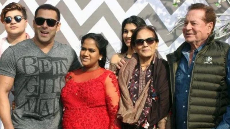 बता दें कि आयुष शर्मा एक बिजनेसमैन हैं और वे राजनीति परिवार से ताल्लुक रखते हैं। हालांकि, उन्हें एक्टिंग का भी शौक है। फिलहाल, उनकी एक ही फिल्म लवयात्रि रिलीज हुई है। वे अपनी अपकमिंग फिल्म अंतिम की शूटिंग की तैयारी कर रहे हैं। इस फिल्म में सलमान भी नजर आएंगे। 