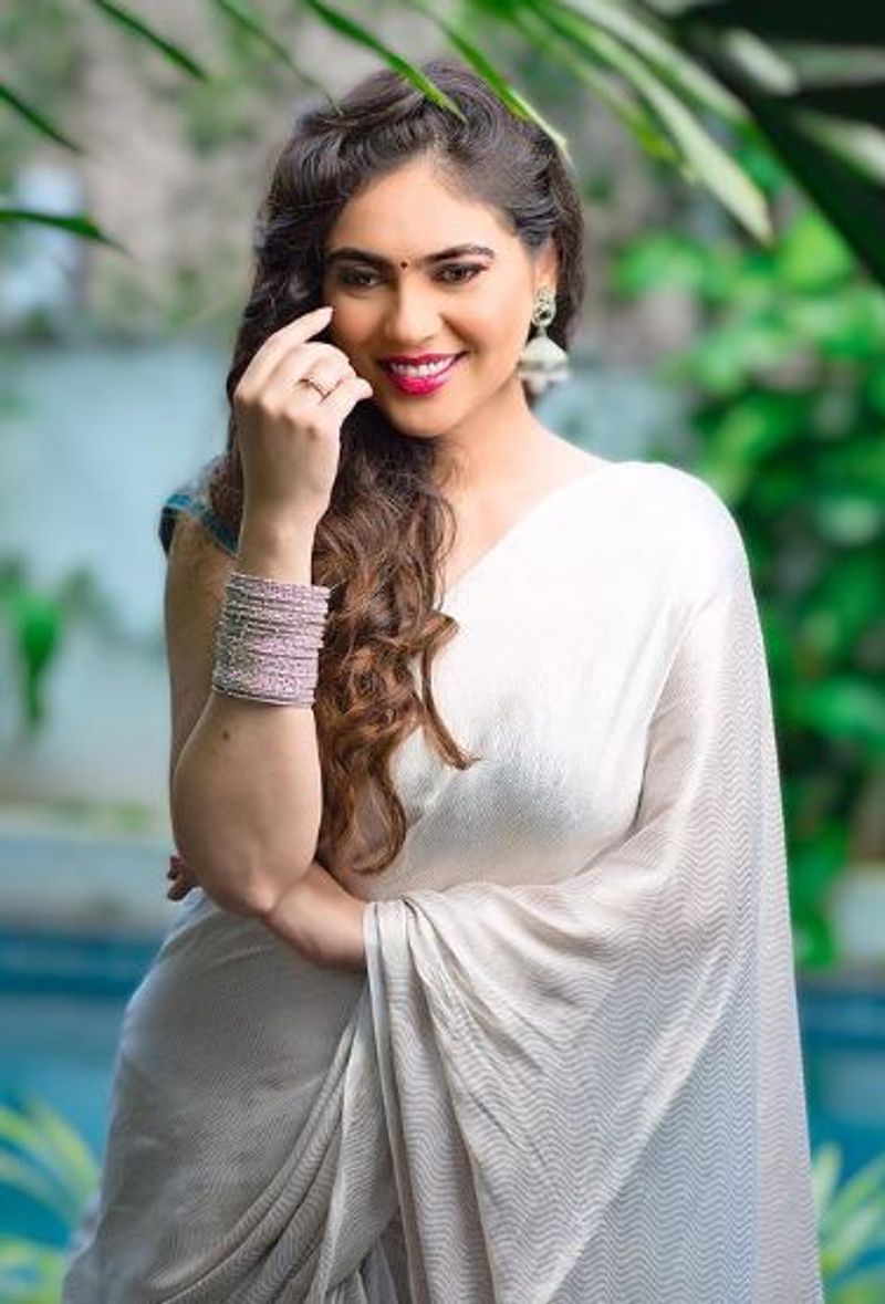 actress sherin recent white saree photo gallery