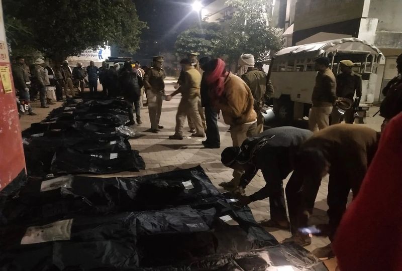 कुंडा के जिगरापुर चौसा के रहने वाले सुनील यादव की शादी नबाबगंज के शेखपुर गांव में थी। जहां शादी में शामिल होने के बाद सभी लोग लौटे थे कि कुछ ही किलो मीटर दूर देशराज इनारा के पास यह हादसा हुआ। 