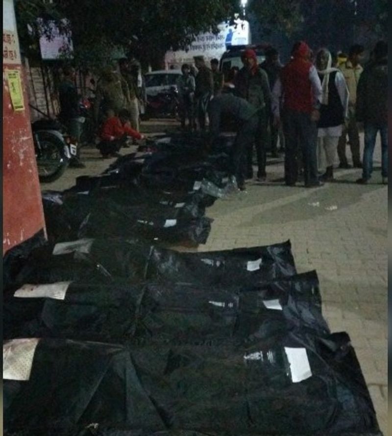 इस हादसे में पारसनाथ (ड्राइवर) (40), मिथिलेश कुमार (17), बबलू (22), अभिमन्यु (28), रामसमुझ (40), नान भैया (55), दयाराम (40), दिनेश (40), पवन (10), अमन (7), अंश (9), गौरव (10), सचिन (12) और हिमांशु (12) की मौत हुई है।