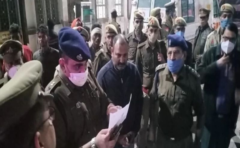 पोस्टमार्टम हाउस में कोतवाल सहित भारी तादाद में पुलिस फोर्स मौजूद है। पोस्टमार्टम हाउस पर मृतकों के परिवार के लोगों के आने का इंतजार किया जा रहा है। 