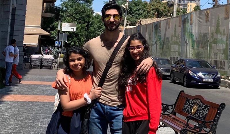 दोनों को लेकर कहा जा रहा था कि ये कपल इस साल के आखिरी में शादी के बंधन में बंध सकता है, लेकिन अब कोरोना महामारी के चलते नहीं लगता है कि उनकी शादी इस साल होगी। 