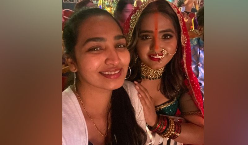 वहीं, अगर खेसारी लाल यादव की बात की जाए को उन्होंने इसमें ट्रेडिशनल कुर्ता पहना हुआ है। इस ट्रेडिशनल लुक में वो बेहद खूबसूरत लग रहे हैं। 