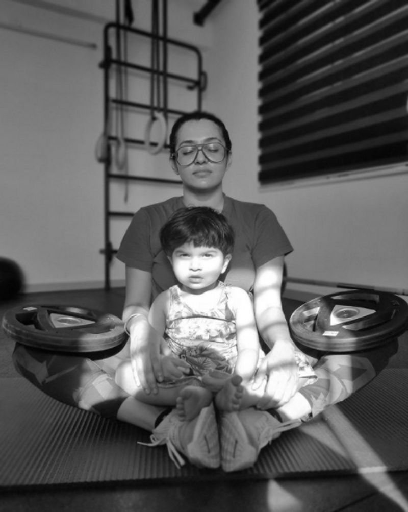 parvathy thiruvothu share beautiful picture with child