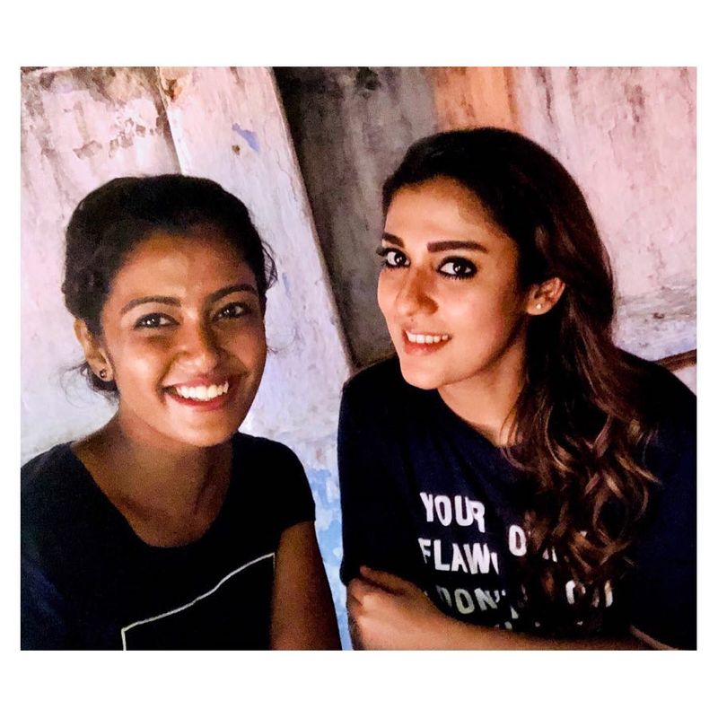 அப்படி இருக்க தற்போது திரையுலகின் லேடி சூப்பர் ஸ்டார் என அழைக்கப்படும் நயன்தாராவுடன் ரோஷினி எடுத்துக்கொண்ட செல்ஃபி போட்டோ ஒன்று சோசியல் மீடியாவில் வைரலாகி வருகிறது. கடந்த 2 நாட்களுக்கு முன்பு தான் நயன் தனது பிறந்தநாளை கொண்டாடினார். அதனால் இந்த போட்டோவும் லைக்குகளை குவித்து வருகிறது. 