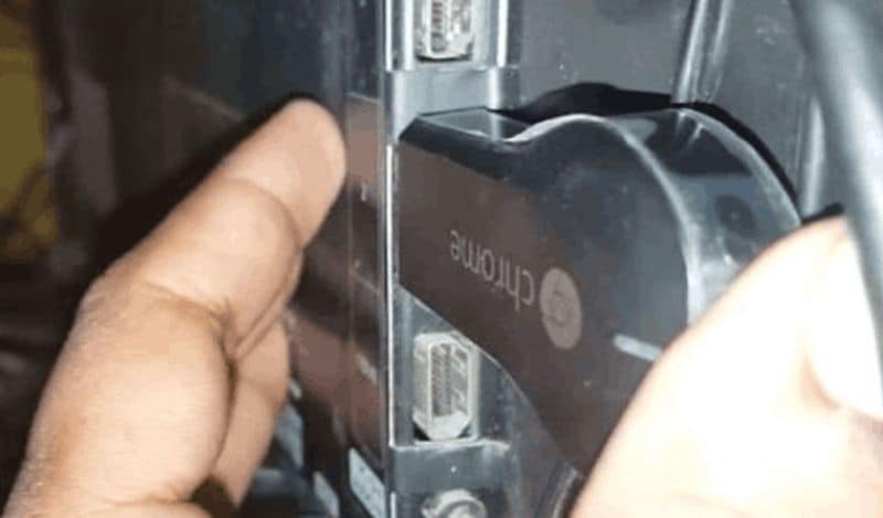 सबसे पहले नॉर्मल टीवी को ऑन करें और इसके HDMI पोर्ट में आप Chromecast डिवाइज को कनेक्ट करें। ये पोर्ट आपके टीवी के बगल में या पीछे मिल जाएगा। 