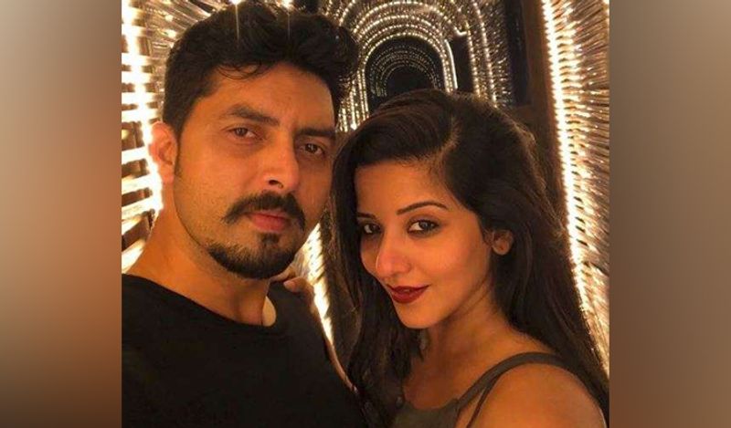 साल 2017 में टीवी रियलिटी शो 'बिग बॉस' में मोनालिसा और विक्रांत ने शादी की थी। इसमें भोजपुरी की तमाम हस्तियां शामिल हुई थीं। इनकी शादी काफी लाइमलाइट में भी रही थी। 