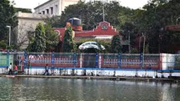 Chhath devotees protest outside Rabindra Sarobar lake-dbr Chhath devotees protest outside Rabindra Sarobar lake-dbr