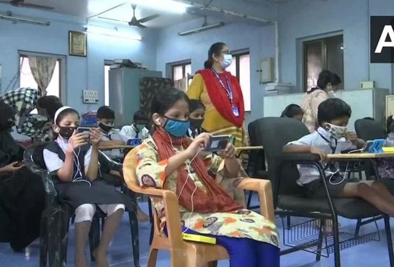 রাতে ঘুম না আসলে মিউজিক। অনেকেই আছেন যাঁরা রাতে ঘুমতে গেলে নানা বিষয় চিন্তা করেন। এবং তা থেকে সৃষ্টি হয় অনিদ্রার সমস্যা। এই সমস্যা এড়াতেই ভালো গান হালকা করে শুনতে পারেন। দেখবেন কখন ঘুম এসে গেছে।