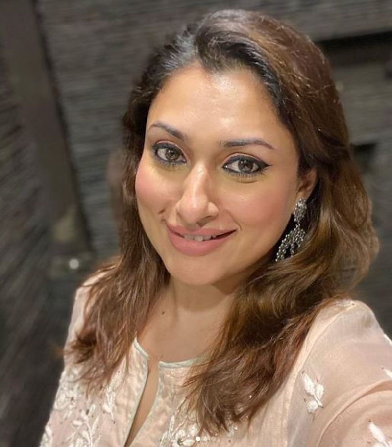 actress malavika latest hot swimming pool photo gallery