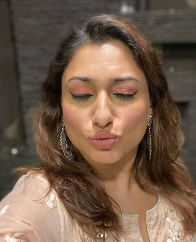 actress malavika latest hot swimming pool photo gallery