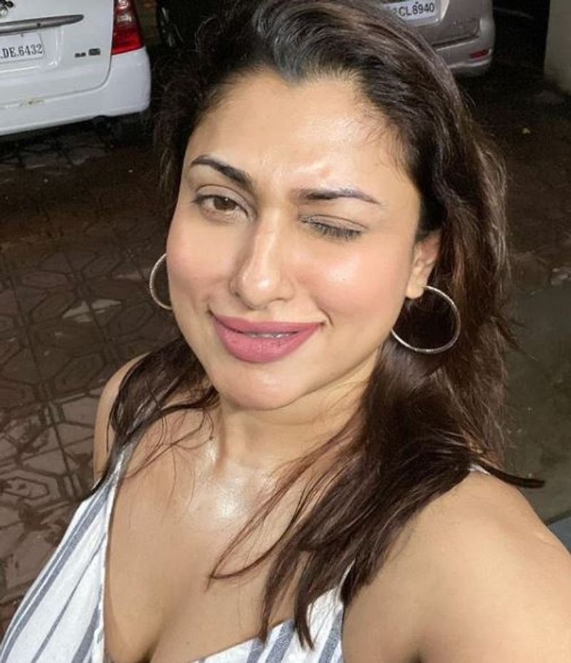 actress malavika latest hot swimming pool photo gallery