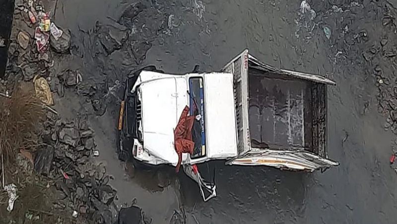 मंडी, हिमाचल प्रदेश. यह भीषण हादसा रविवार की रात पुलघराट के पास हुआ। बिहार से मंडी के लिए निकले मजदूरों की पिकअप अनियंत्रित होकर सुकेती खड्ड में जा गिरी थी। इस हादसे में 7 मजदूरों की मौत हो गई। आगे पढ़ें-आगे पढ़ें-दीपावली पर कुछ परिवारों में खुशियों के बजाय मौत ने दी दस्तक, हर तरफ उल्लास था, इनके घर में मातम