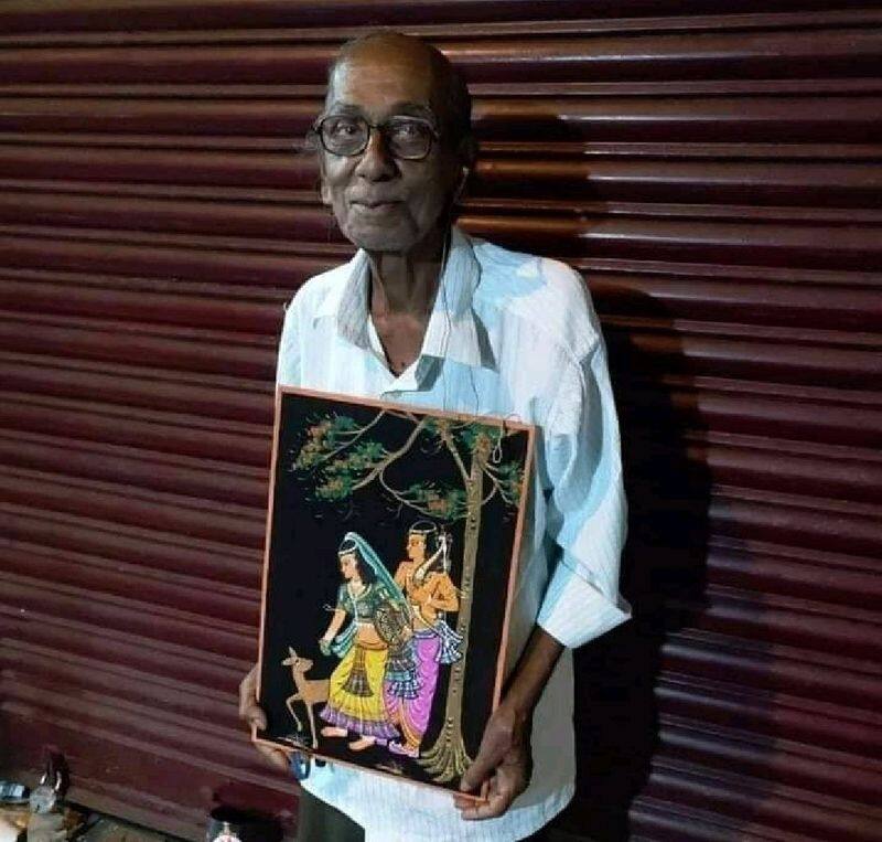 Artist named Sunil Pal in his 80 age sells his paintings in kolkata ckm