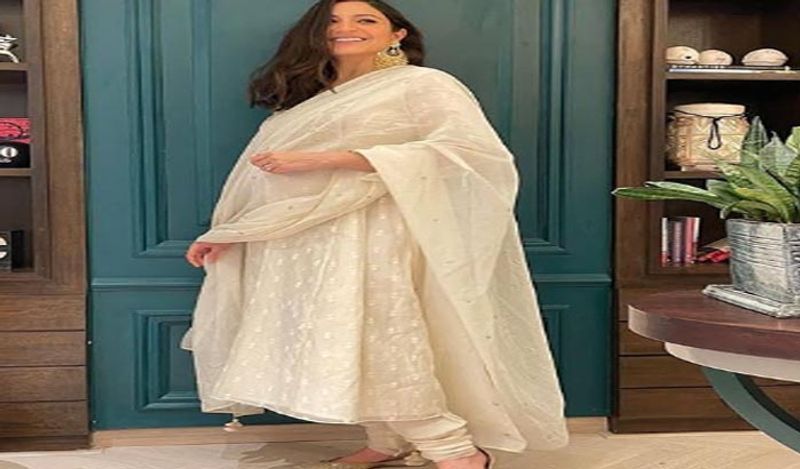 Actress Anushka Sharma enjoys perfect tea time with father candid photos goes viral BRd