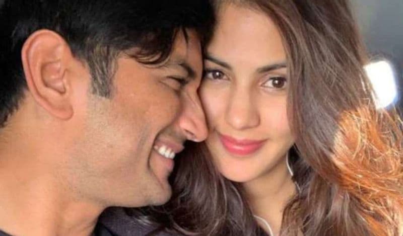 <p>মায়ের সেই দুঃসময় পাশে থাকাটাই শক্তি জুগিয়েছে রিয়াকে। তাই আবারও ফিরে এলেন তিনি সোশ্যাল দুনিয়ায়। </p>