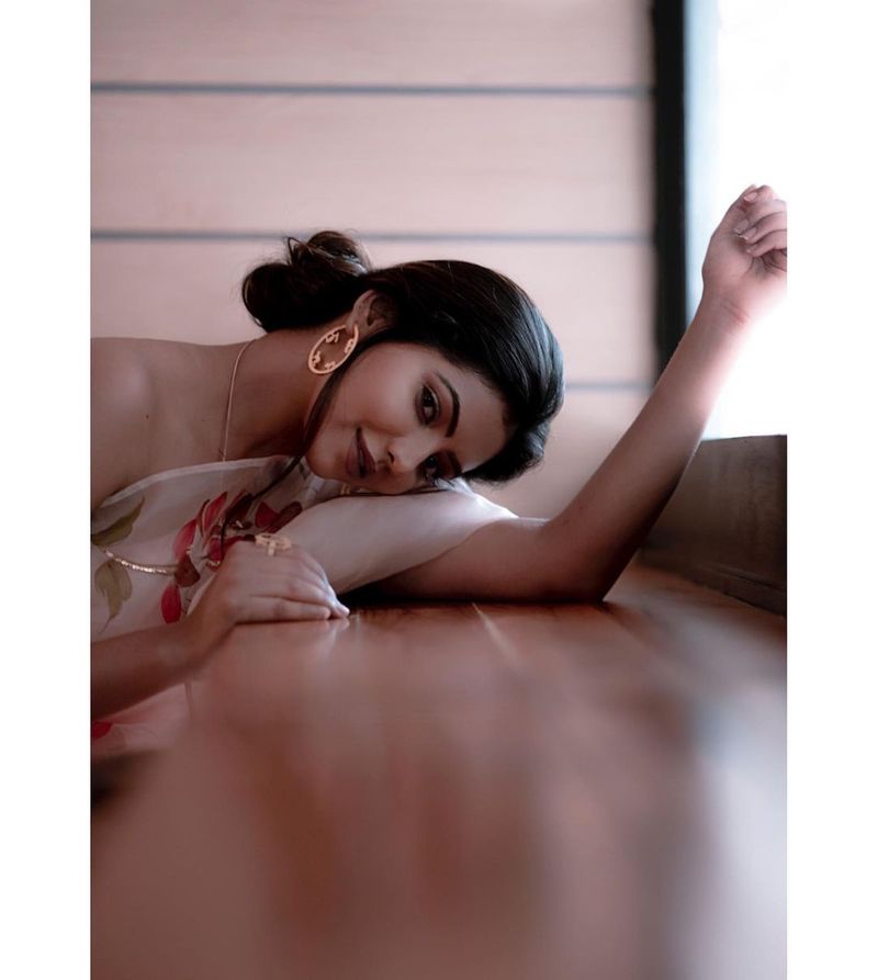 Actress Athulya Ravi Hot sleeveless blouse saree photosgoing viral