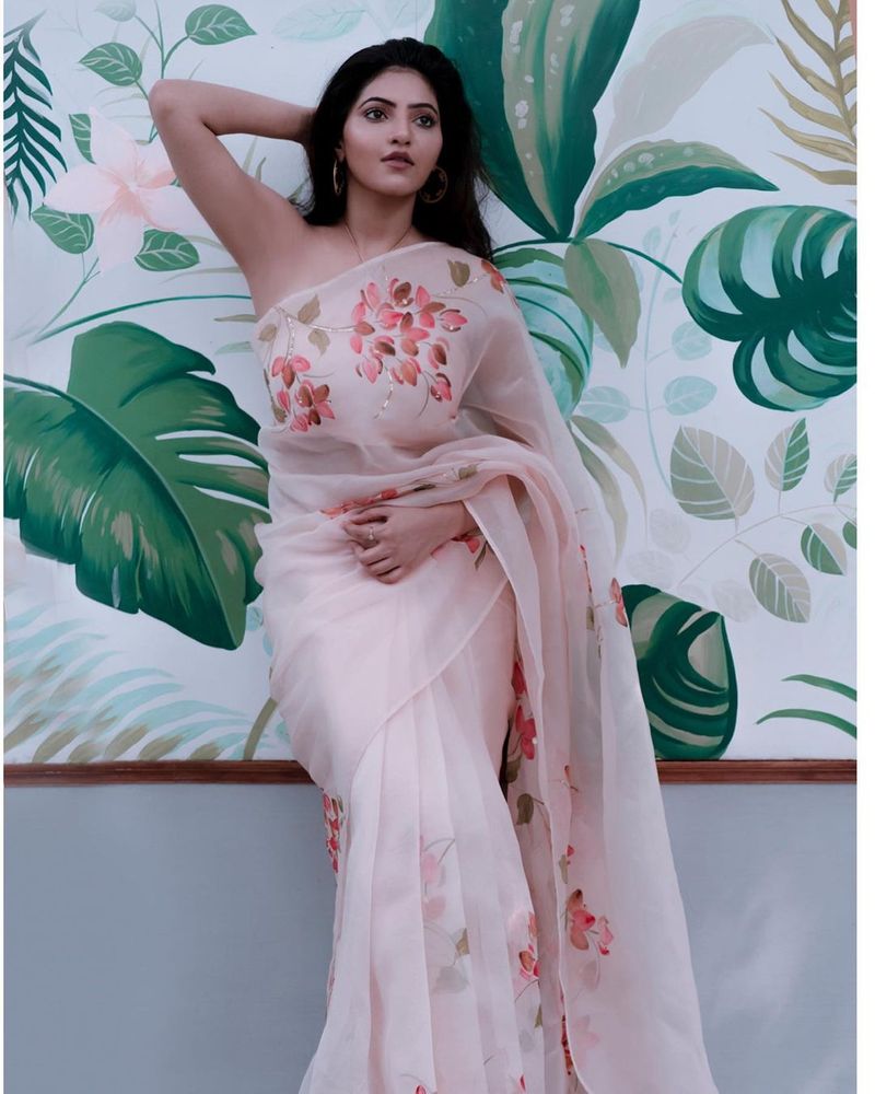 Actress Athulya Ravi Hot sleeveless blouse saree photosgoing viral