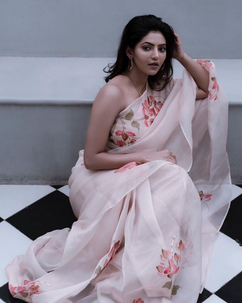 Actress Athulya Ravi Hot sleeveless blouse saree photosgoing viral