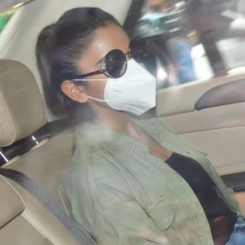 Netizens slams rakul preet singh for hot selfie with his brother