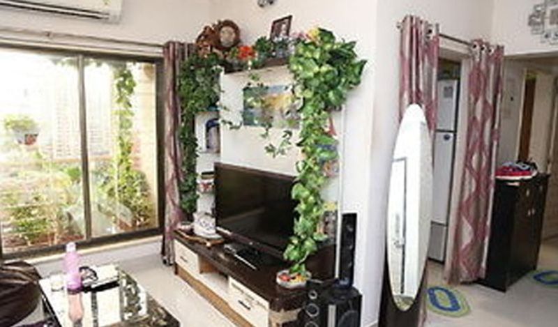 मोनालिसा ने एक इंटरव्यू में बताया था कि वो भोजपुरी में फिल्मों में आने से पहले कोलकाता के होटलों में काम किया करती थीं। उन्होंने बताया था कि बचपन में उनके परिवार की आर्थिक स्थिति कुछ खास ठीक नहीं थी। इसलिए, उन्होंने 15 साल की उम्र में ही इसे सुधारने के लिए सोचा और काम करना शुरू कर दिया था।