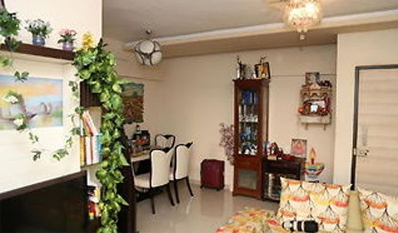 इंटरव्यू में एक्ट्रेस ने बताया था कि इस दौरान उन्हें कई दिक्कतों का सामना करना पड़ा था। उनकी पहली जॉब एक होस्टेस की थी। शुरुआती दिनों में मोनालिसा कोलकाता के एक होटल में काम करती थीं, जहां वो दिनभर में 120 रुपए ही कमा पाती थीं। उन्होंने बताया था कि उनके पिता एक बिजनेसमैन थे और उन्हें बिजनेस बहुत बड़ा नुकसान हुआ था, जिसके कारण ब्रेड बटर खरीदने तक के पैसे उनके पास नहीं थे।
