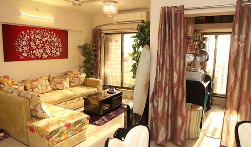 इसके लिए उन्हें नौकरी करनी पड़ी थी। 3 साल तक उन्होंने अलग-अलग रेस्त्रां में काम किया था। उनकी जिंदगी तब बदली जब एक बंगाली प्रोड्यूसर की उनसे मुलाकात हुई थी। उसने एक्ट्रेस से मॉडलिंग करने के लिए कहा था। इसके बाद मोनालिसा ने होटल की नौकरी छोड़ दी और मॉडलिंग की ओर बढ़ीं।