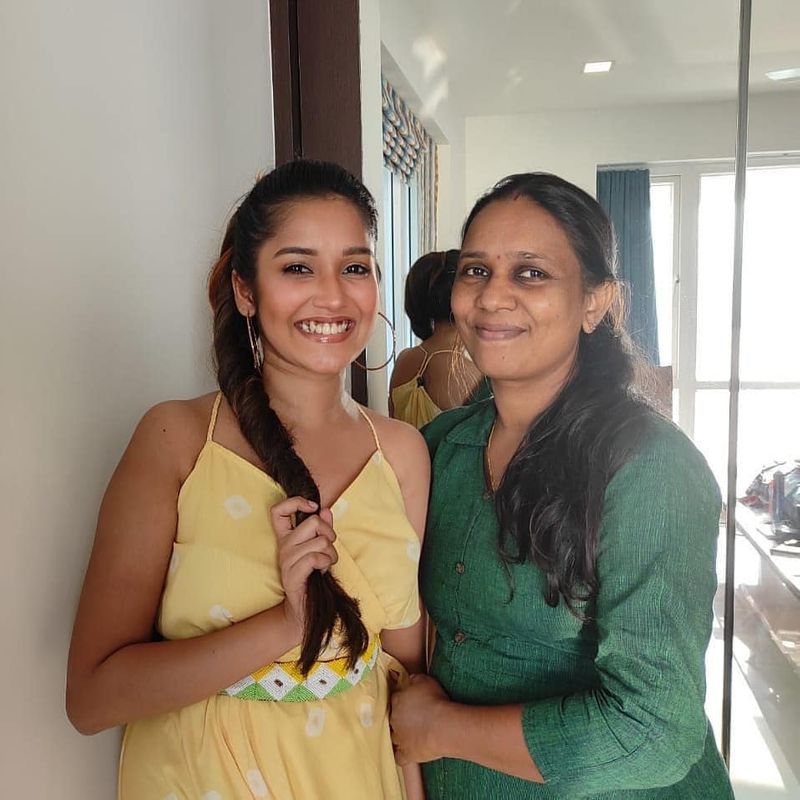 Fans shocking Anikha surendran galmour photo shoot