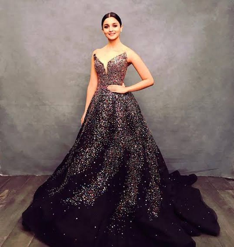 Deepika Padukone to Kareena Kapoor: 5 Bollywood actresses who stunned in ridiculously expensive dresses-SYT