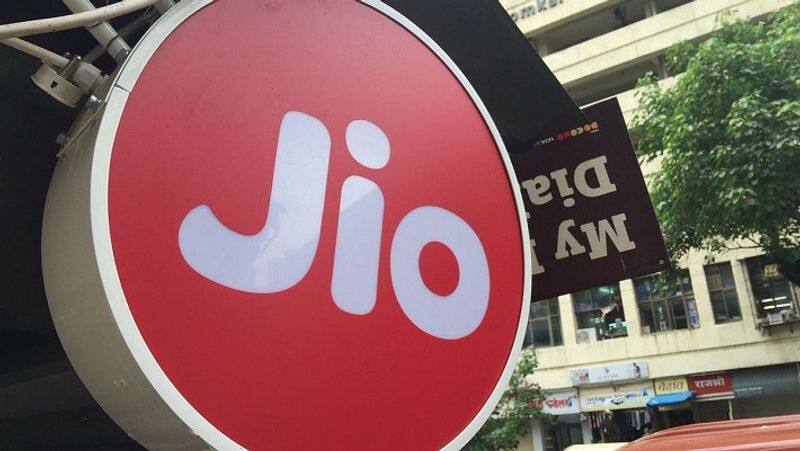 Airtel Jio Vi prepaid plans with 2GB daily data  unlimited calling and SMS benefits under Rs 500