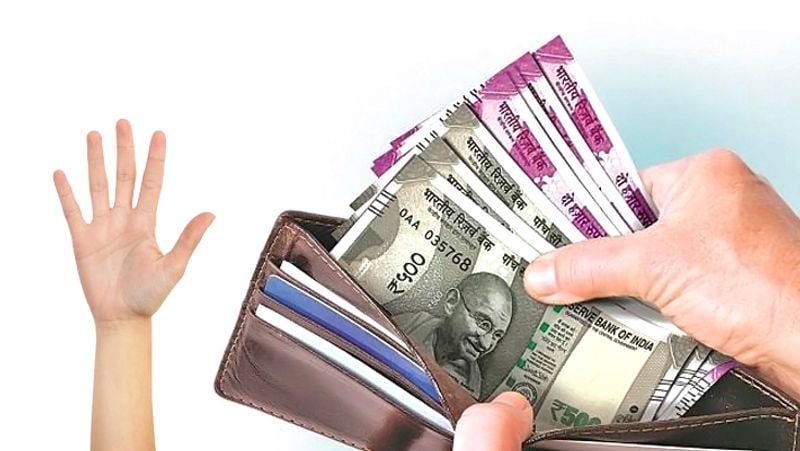5. अगर उंगलियों के सभी पर्व यानी भाग लंबे हों तो व्यक्ति धनवान होता है।
