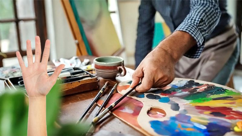6. अगर मध्यमा उंगली (मिडिल फिंगर) के तीसरे भाग के पास ही अनामिका उंगली यानी रिंग फिंगर आकर मिल गई हो तो व्यक्ति कलाकार और बुद्धिमान होता है।
