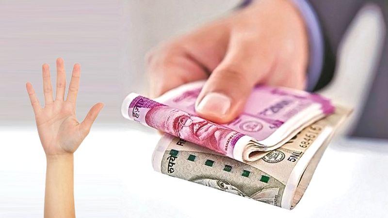 7. यदि अनामिका उंगली सीधी और लंबी है तो समझ लें कि व्यक्ति धन कमाने के मामले में काफी भाग्यशाली होता है।
