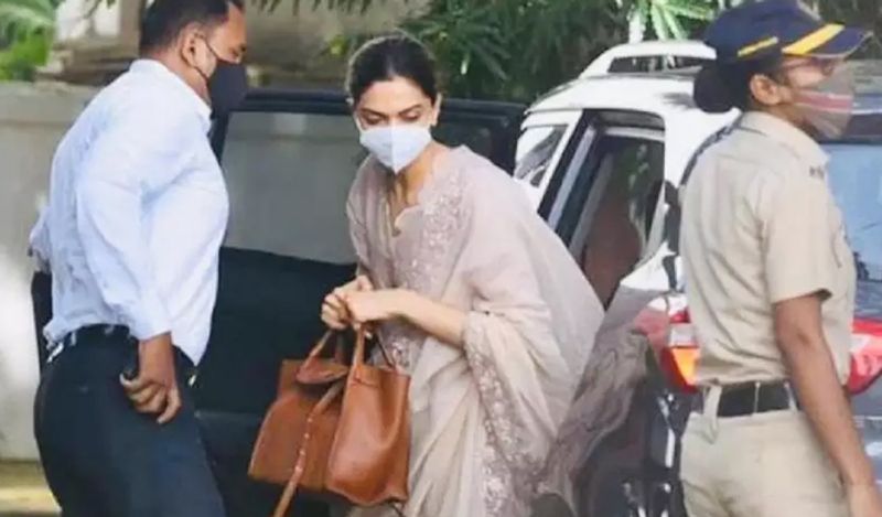गौरतलब है कि दीपिका पादुकोण ने 2018 में 14-15 नवंबर को लाइफ टाइम ब्वॉयफ्रेंड रणवीर सिंह के साथ शादी की थी। ऐसे में उनकी शादी को दो साल हो चुके हैं। अब फैंस उनकी प्रेग्नेंसी को जानने को लेकर एक्साइटेड हैं।
