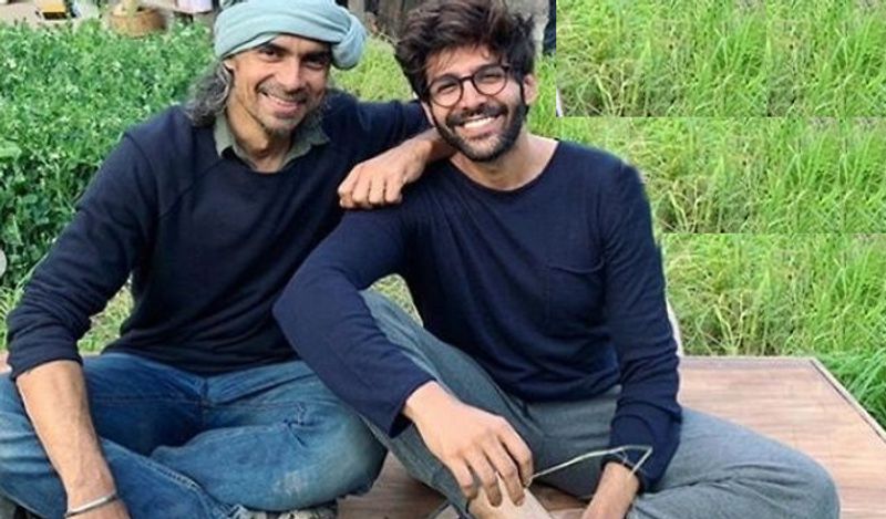कार्तिक आर्यन ने इम्तियाज अली के साथ काम करने के एक्सपीरियंस के बारे में बताते हुए कहा था कि जब पहली बार कार्तिक के पास इम्तियाज अली का फोन आया तो वो फिल्म 'लुका छुपी' की शूटिंग कर रहे थे। 