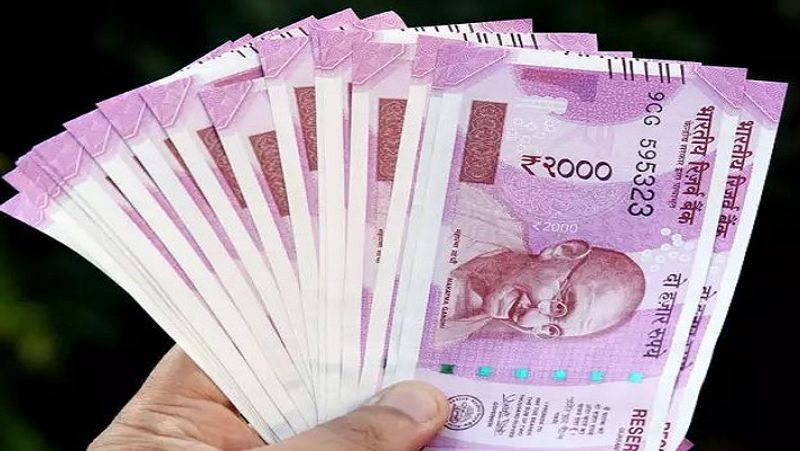क्या है यह योजना
नेशनल पेंशन सिस्टम (NPS) की शुरुआत केंद्र सरकार (Central Government) ने जनवरी 2004 में सरकारी कर्मचारियों के लिए की थी। साल 2009 में यह सबों के लिए खोल दी गई। इस योजना के तहत कोई व्यक्ति नौकरी में रहने के दौरान नियमित तौर पर योगदान कर सकता है। इसके बाद 60 साल की उम्र पूरी होने पर जमा हुई राशि के एक हिस्से को वह एक बार में निकाल सकता है और बची हुई राशि से नियमित तौर पर पेंशन ले सकता है।
(फाइल फोटो)
