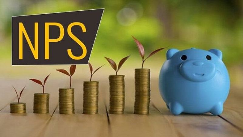 कैसे मिलेंगे हर महीने 20 हजार रुपए
नेशनल पेंशन सिस्टम (NPS) में अगर किसी ने 30 साल की उम्र में योगदान करना शुरू किया और 60 साल की उम्र तक हर महीने 5 हजार रुपए कॉन्ट्रिब्यूट करता रहा, तो इसका हिसाब समझें। हर महीने 5 हजार की राशि जमा करने पर सालाना जमा 60 हजार रुपए होगा। 30 साल में कुल योगदान 18 लाख रुपए हो जाएगा। इस पर रिटर्न 8 फीसदी तक मिल सकता है। टैक्स सेविंग 5.4 लाख रुपए होगी। वहीं, मेच्योरिटी पर कुल रकम 74.21 लाख रुपए होगी। 40 फीसदी की एन्युटी परचेज के साथ एन्युटी रेट 8 फीसदी होगी। इस स्कीम में अधिकतम टैक्सफ्री विद्ड्रॉअल मेच्योरिटी अमाउंट का 60 फीसदी होगा। इसके साथ ही 60 साल की उम्र में मासिक पेंशन 19,790 रुपए बनेगा। बता दें कि नेशनल पेंशन सिस्टम के तहत 40 फीसदी एन्युटी खरीदना जरूरी है।
(फाइल फोटो)
