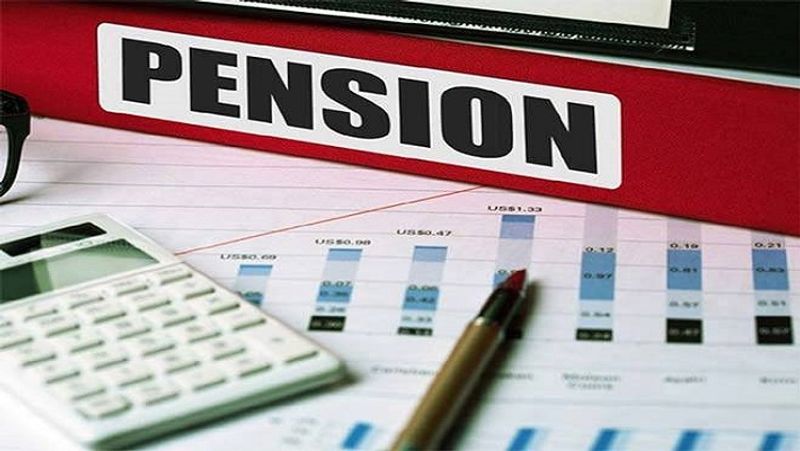 कैसे खोल सकते है एनपीएस में खाता
एनपीएस (NPS) में ऑफलाइन और ऑनलाइन, दोनों तरीके से खाता खोला जा सकता है। ऑफलाइन खाता खोलने के लिए एसबीआई (SBI), आईसीआईसीआई बैंक (ICICI Bank), एचडीएफसी बैंक (HDFC Bank) और नजदीकी पॉइंट ऑफ प्रेजेंस (POP) सेंटर पर जाना होगा। वहां फॉर्म भर के केवाईसी (KYC) पेपर्स के साथ न्यूनतम 500 रुपए से टियर-1 खाता और न्यूनतम 1 हजार रुपए से टियर-2 खाता खोला जा सकता है। वहीं, ऑनलाइन खाता खोलने के लिए एनपीएस (NPS) की वेबसाइट https://www.npstrust.org.in/content/open-your-nps-account-online पर जाकर सभी प्रॉसेस को पूरा करना होगा।
(फाइल फोटो)

