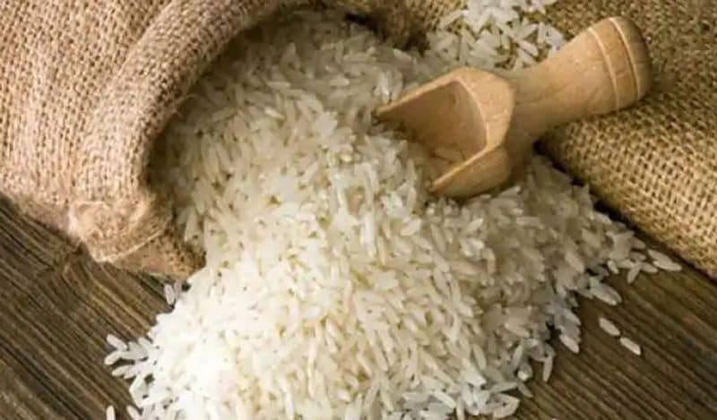 कई लोग चावल में ग्लूटन होने की बात कहकर उसे खाना बंद कर देते हैं। जबकि ये पूरी तरह से मिथ है। चावल में ग्लूटन नहीं होता है। साथ ही डायबिटिक लोग चावल यही कहकर नहीं खाते कि इसमें ग्लूटन है। जबकि ऐसा नहीं है। ग्लूटन वाले अनाज को खाने से जो बॉडी पर असर पड़ता है वो चावल के खाने से नहीं पड़ता। 
