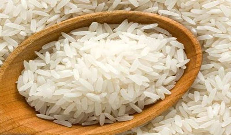 चावल खाने से मोटापा नहीं बढ़ता। ये पूरी तरह से मिथ है। जो लोग वजन कम करना चाहते हैं, उन्हें चावल से दूर नहीं भागना चाहिए। चावल को रोटी के मुकाबले वजन कम करने में ज्यादा मददगार पाया गया है।

